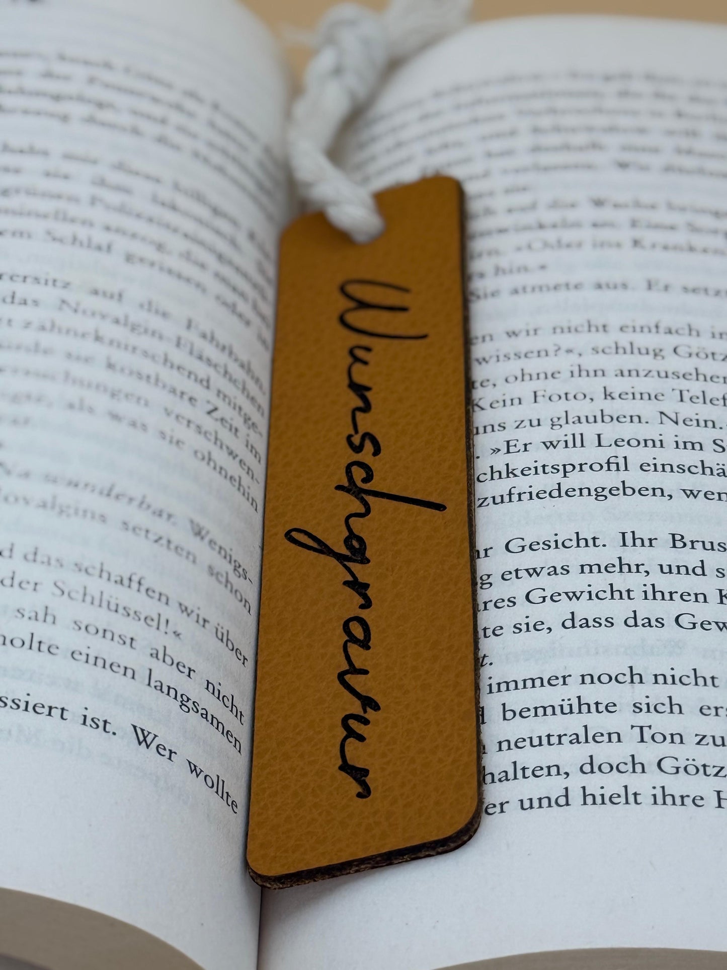 Personalisierbares Lesezeichen aus Leder und Holz