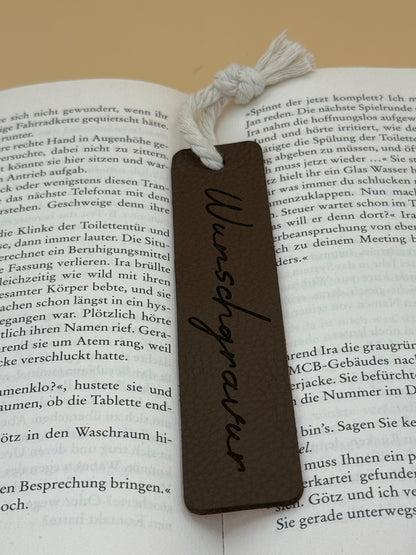 Personalisierbares Lesezeichen aus Leder und Holz
