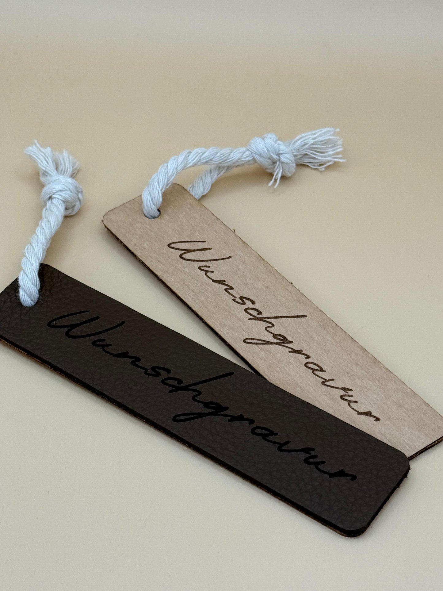 Personalisierbares Lesezeichen aus Leder und Holz