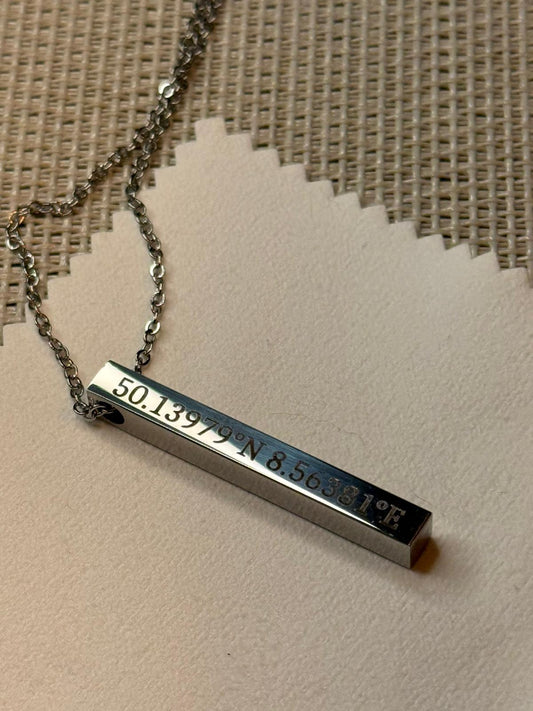 Personalisierbare Edelstahl-Halskette mit vertikalem Anhänger